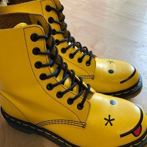 Dr. Martens Acid yellow Hinchy smile print 1460’s.. kinda rare.. idk..